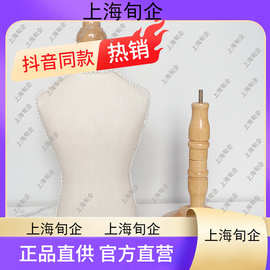 上海女模特與寵物衣架 時尚、溫情與創意的交織