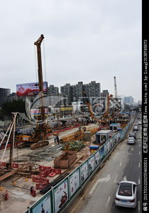 現代建筑工地中的核心力量 起重機與混凝土建筑